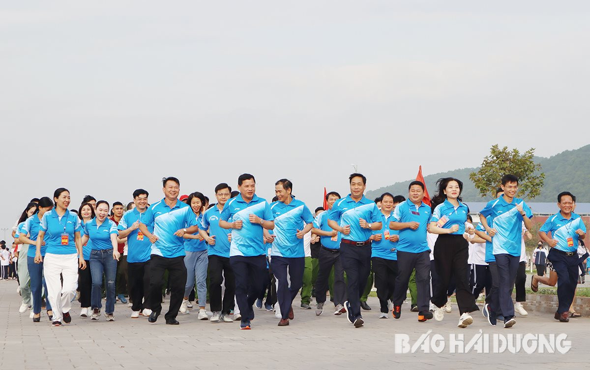 300 vận động viên tham gia Giải việt dã truyền thống thị xã Kinh Môn năm 2023